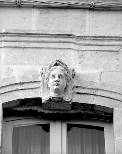 Mascaron à la clef de la fenêtre de gauche du deuxième étage, représentant l'été.