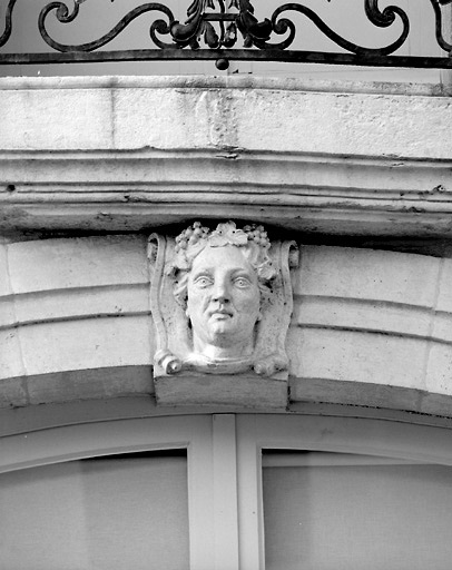 Mascaron à la clef de la fenêtre de gauche du premier étage, représentant l'automne.