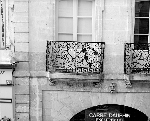 Balcon de la fenêtre de gauche du premier étage.