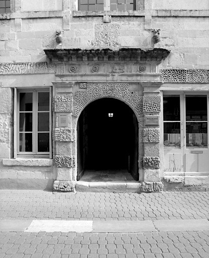 Porte de la façade sur rue.