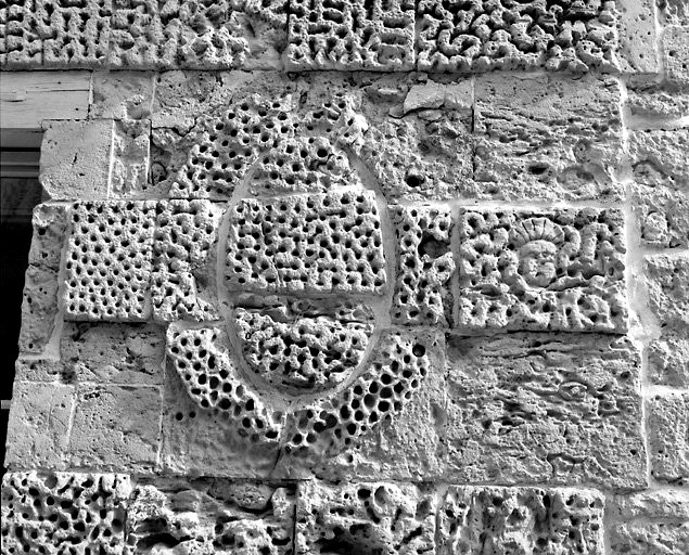 Détail des bossages vermiculés du rez-de-chaussée de la façade sur rue.