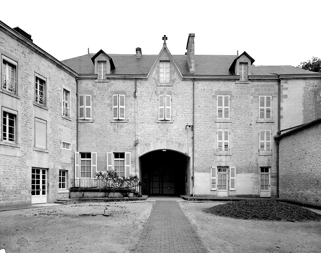 Bâtiment d'entrée. Vue prise de la cour antérieure.