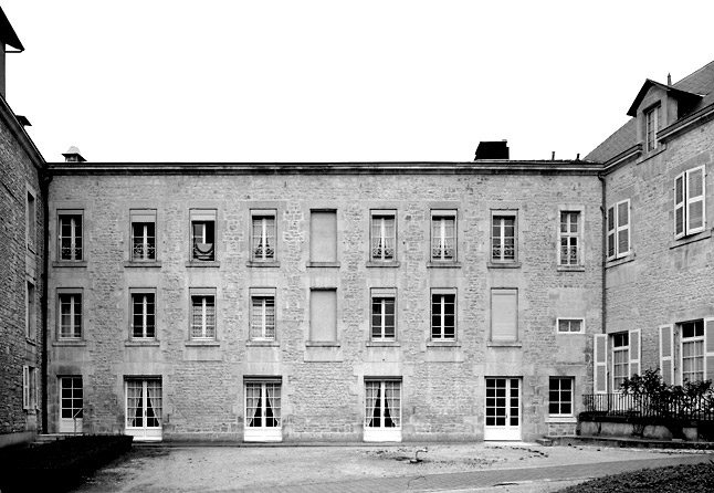 Bâtiment moderne à l'ouest de la cour antérieure. Façade sur cour.