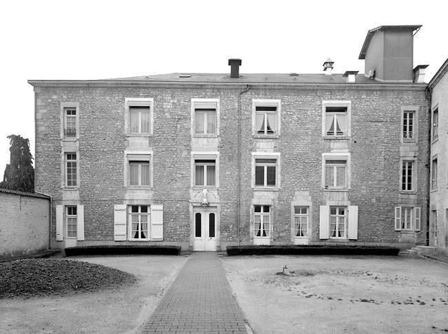 Bâtiment principal. Vue prise de la cour antérieure.