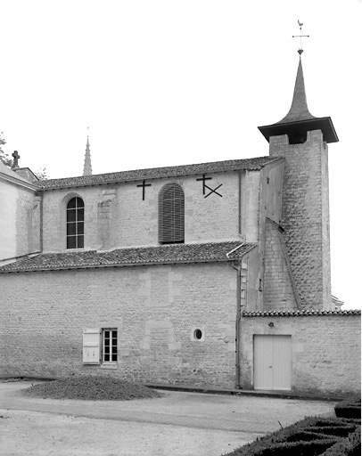 Vue de la chapelle prise de la cour antérieure.