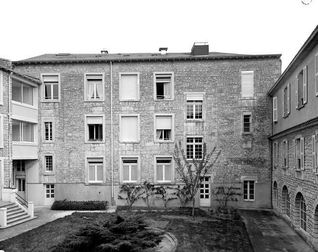 Bâtiment principal. Vue prise de la cour postérieure.