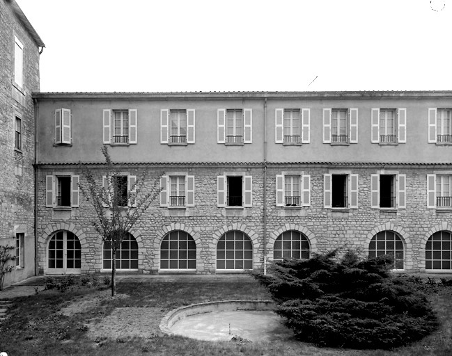 Bâtiment construit en 1692. Façade sur la cour postérieure.