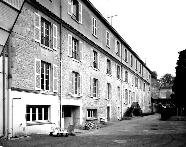 Bâtiment construit en 1692. Façade donnant sur le jardin.