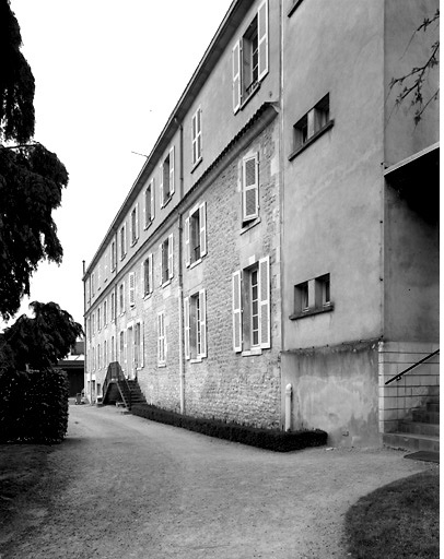 Bâtiment construit en 1692. Façade donnant sur le jardin.