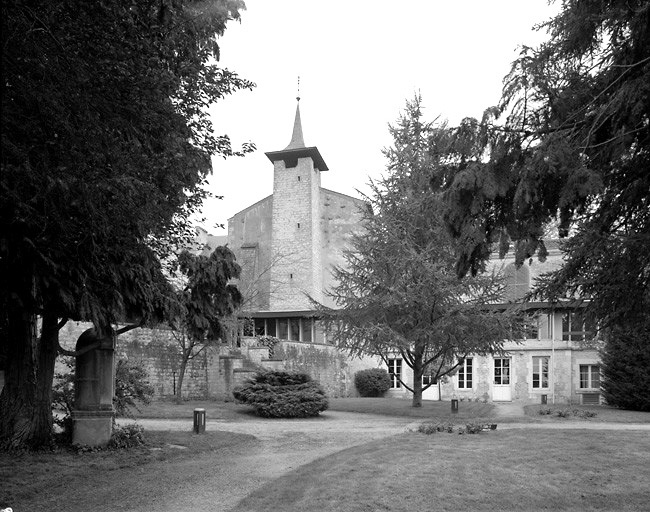 Vue prise du sud du jardin, en direction de la chapelle.