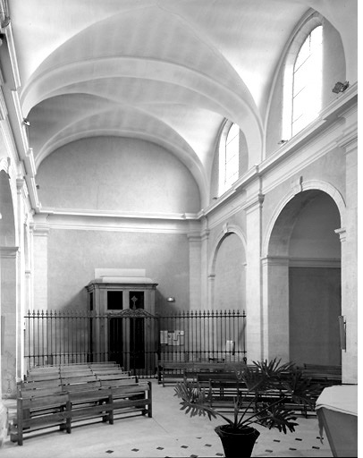 Vue de la chapelle prise du choeur en direction de l'entrée.