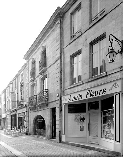 Vue de trois-quarts de la façade sur rue.