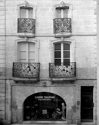 Vue partielle de la façade sur rue.