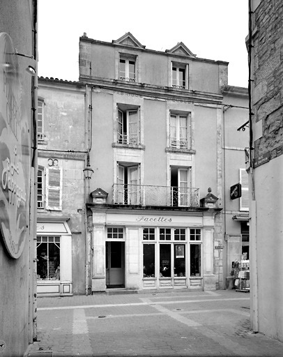 Façade du 19, rue des Loges.