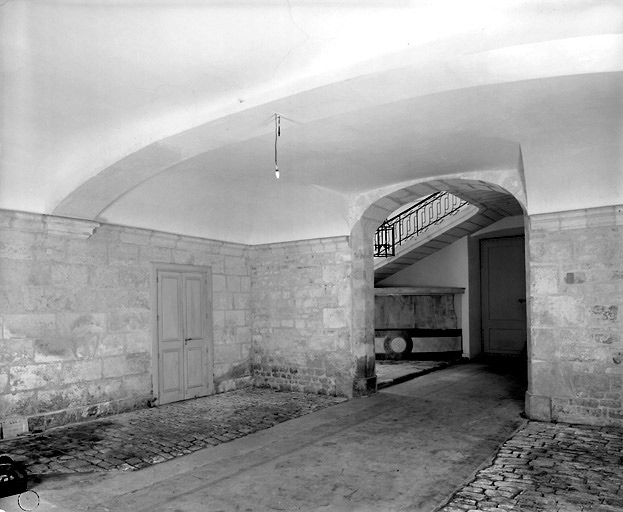 Vue d'ensemble du vestibule permettant le passage des voitures.