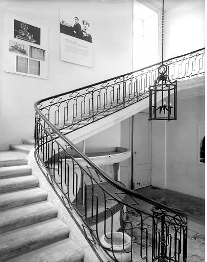 Vue de l'escalier d'honneur, allant du rez-de-chaussée au premier étage.