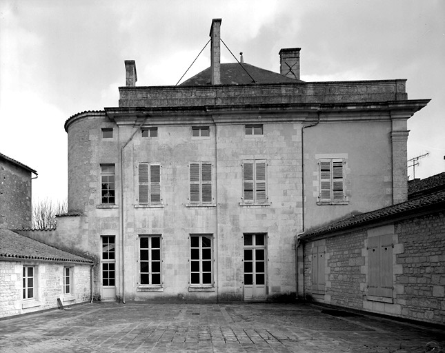 Vue d'ensemble de la façade arrière prise de la cour actuelle.