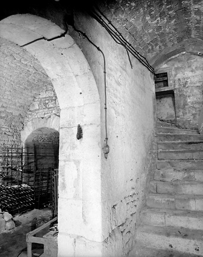 Sous-sol situé sous le bâtiment principal et escalier y conduisant.