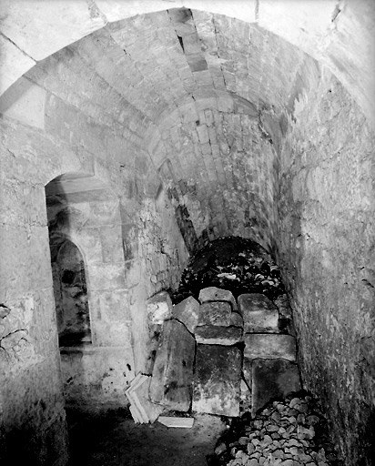 Vue du dessous de l'escalier menant au premier sous-sol.