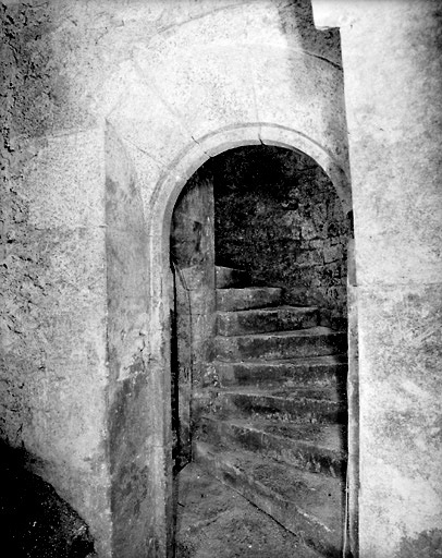 Vue de l'escalier en vis prise du deuxième sous-sol.