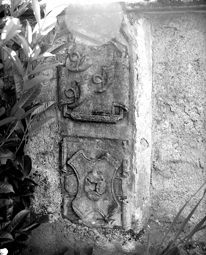 Remploi d'éléments sculptés dans le mur du jardin (armes des Le Venyer).