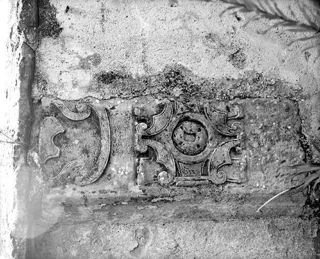 Remploi d'éléments sculptés dans le mur du jardin.