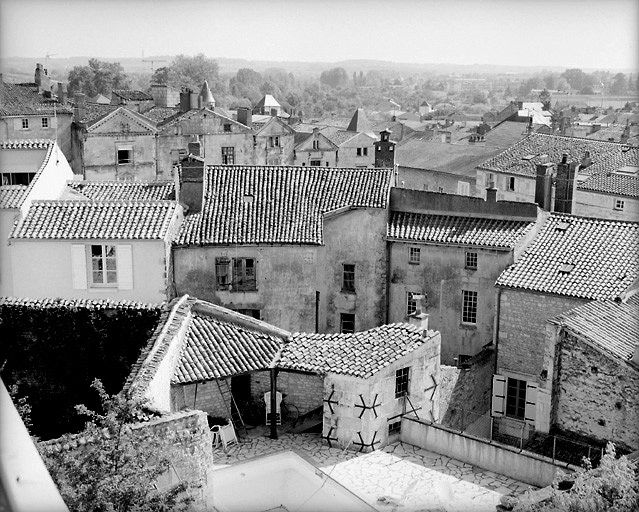 Façade arrière de la maison prise du jardin du 6, rue Pont-aux-Chèvres (la maison est la seconde en partant de la gauche).