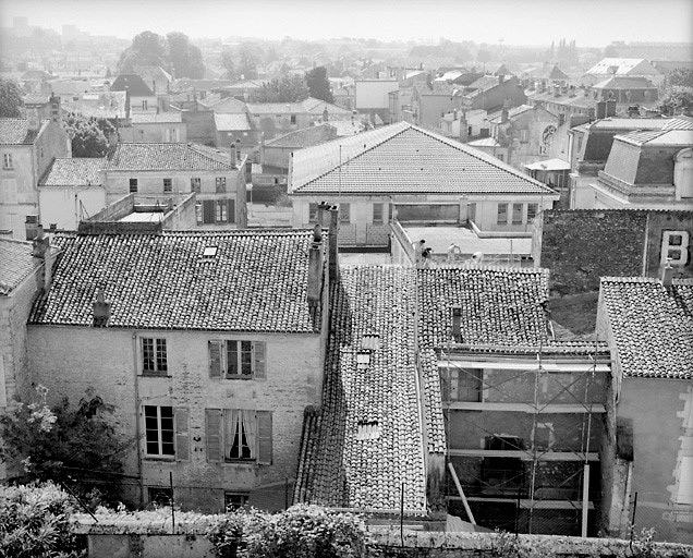 Vue prise du jardin du 6, rue Pont-aux-Chèvres. Au premier plan, l'arrière du 5 et du 3, rue du Minage.