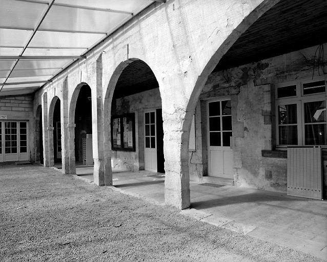 Galerie de l'aile en retour, parallèle à la rue des Capucins.