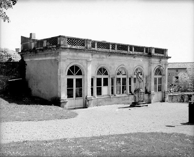 Orangerie du 7, rue Barnabé-Brisson, actuellement intégré au collège Saint-Joseph.