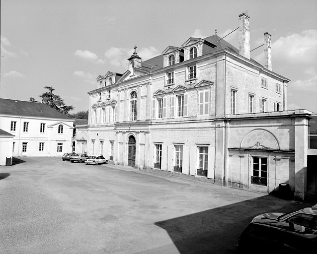 Façade sur cour du 7, rue Barnabé-Brisson (hôtel Mignon-Vinet), actuellement intégré au collège Saint-Joseph.