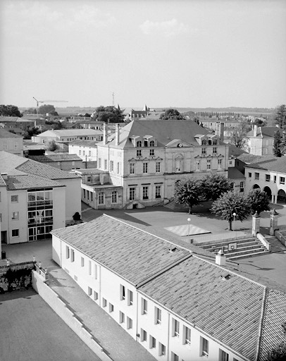 Vue prise du sud du 7, rue Barnabé-Brisson (hôtel Mignon-Vinet), actuellement intégré au collège Saint-Joseph.