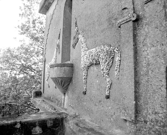 Licornes sur la face sud-est du troisième étage de la tour.