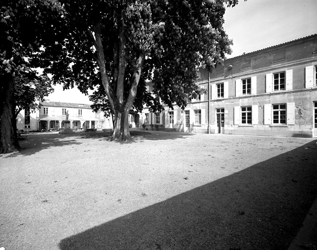 Façades du coté du jardin. Vue prise du sud.