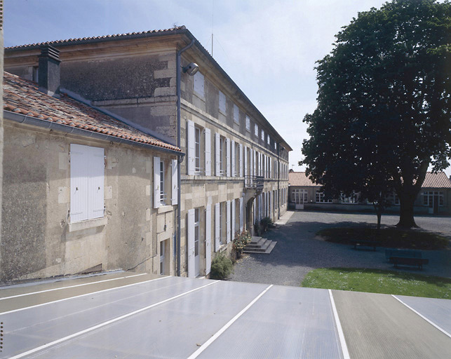 Façades du côté du jardin. Vue prise du sud-ouest.