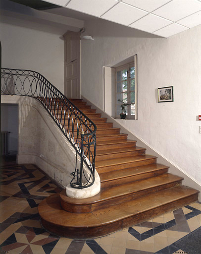 Départ de l'escalier du bâtiment principal.