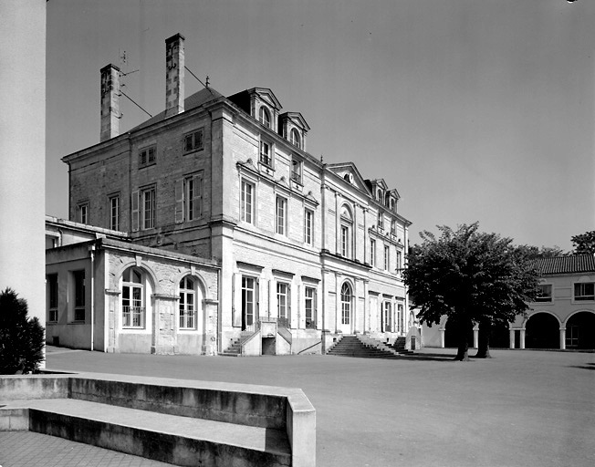 Façade sur jardin du 7, rue Barnabé-Brisson (hôtel Mignon-Vinet), actuellement intégré au collège Saint-Joseph.