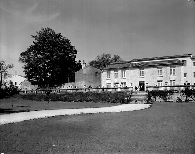 Vue prise du jardin du collège Saint-Joseph, montrant l'ancienne aile sud-est des bâtiments conventuels, dont ne subsiste que la façade, profondément remaniée.