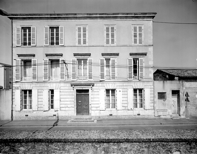 Façade sur rue de la maison.