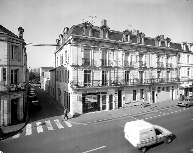 Vue d'ensemble des maisons aux 62, 60 et 58, rue de la République.