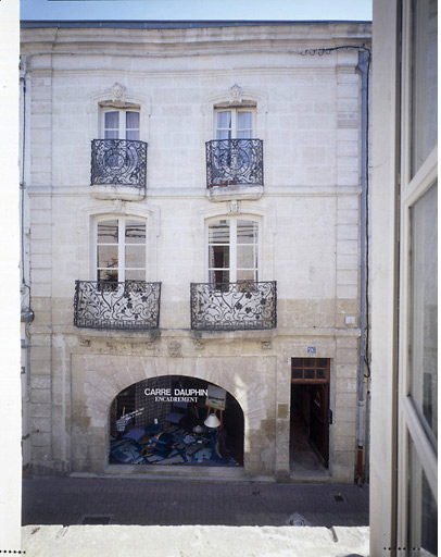 Vue de face de la façade sur rue.