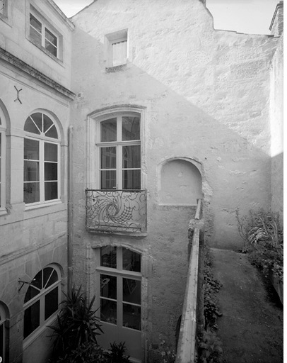 Vue prise de la première cour montrant la façade antérieure du second logis.