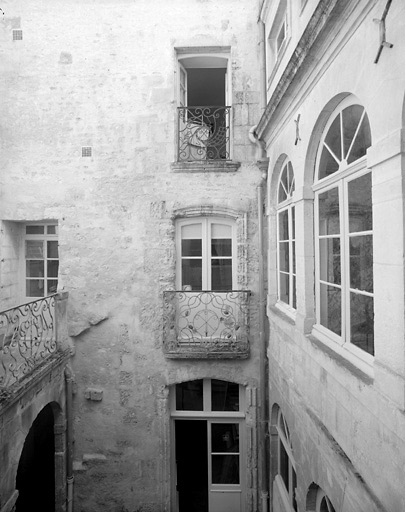 Vue prise de la première cour montrant la façade arrière du premier logis.