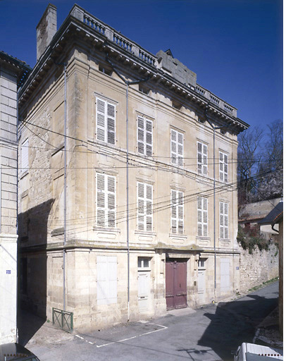 Vue d'ensemble prise de la place du Puits-de-la-Vau.