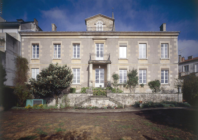 Vue d'ensemble de la façade sur jardin.