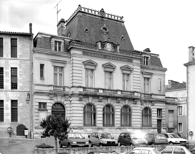 Façade donnant sur la place Belliard.