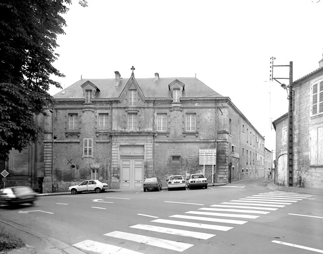 Bâtiment d'entrée. Vue prise de la place Viète.