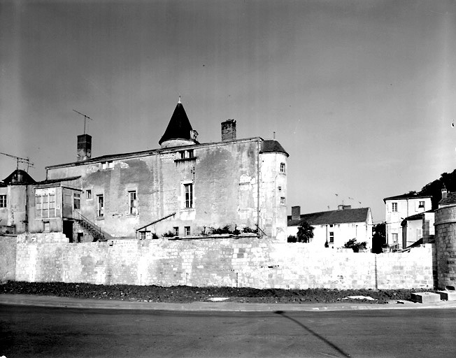 Façade arrière de l'aile sud-est, donnant sur la rue de La Rochefoucauld, avant restauration.