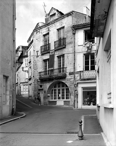 Façade sur la rue Gaston-Guillemet