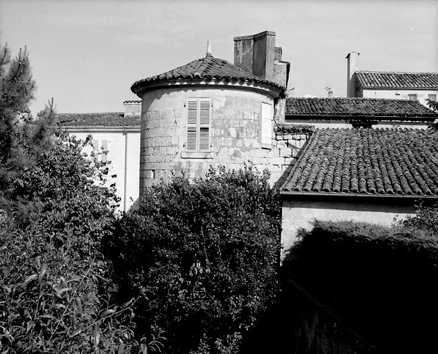 Tour d'enceinte incluse dans l'hôtel 14, rue Pierre-Brissot. Vue prise de la rue Emile-Boutin.